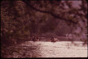 800px-PADDLING_DOWN_THE_WISCONSIN_RIVER_FROM_TOWER_HILL_STATE_PARK,_TWO_CANOES_AND_SEVEN_MEN_RETRACE_THE_3000_MILE_TRIP____-_NARA_-_550768